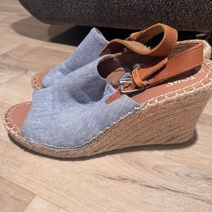 Tom’s wedge sandal